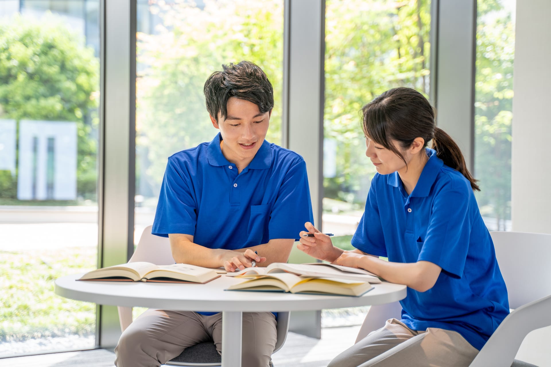 スタッフが資料を確認する様子